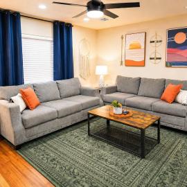 The Pinewood House Near USAO Close to Downtown, Hotel in Chickasha