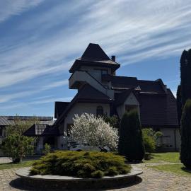 Castelul de Smarald, hotel a Pângărăcior
