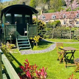 Shepherds hut, Eco, Log burner Hot tub NY moors, hotel in Hackness