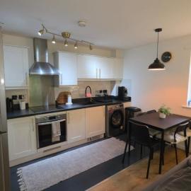 Viesnīca Modern Ground Floor Flat With Free Parking - 2 Double Bedrooms and Juliette Balcony Kārdifā