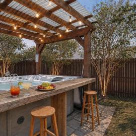 Prime Location- 4BR Hot Tub, BBQ & Kids Play Zone، فندق في بلانو