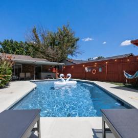 5BR w Pool & Hot Tub 5-min Walk to Lake Ray Hubbard