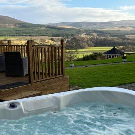Daviot Luxury Pods with private Hot Tubs