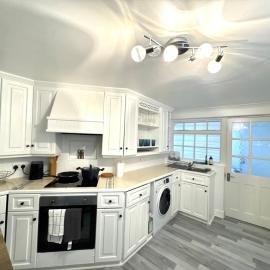 Cosy 2-Bedroom Riverside House, Free Parking & Private Lockable Office