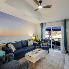 2 BR Beachy Speakeasy with Rooftop Deck Near Lido Beach, hotel in Sarasota