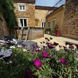 Maison de Village 4 chambres, hotel a Sabran
