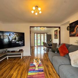 Entire Home Near Gatwick with Free Parking: Ifield şehrinde bir otel