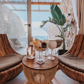 Delfini beach hotel & suites, hotel i Vrachonisída touArchangélou