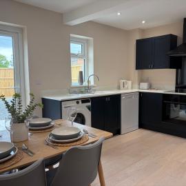Newly refurbished - Corby Short Stays and Contractors - Sleeps 5 free private parking