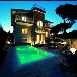 BELLAVISTA EXCLUSIVE B&B in zona centrale con piscina riscaldata-Jacuzzi vista lago LA COLAZIONE viene servita in una pasticceria esclusiva in centro-vicina alla struttura-animali di piccola taglia ammessi su richiesta anticipata