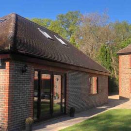 Spacious and close to Gatwick, хотел в Кроули
