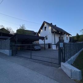 Apartments Sertic 4 stars, hotelli kohteessa Poljanak