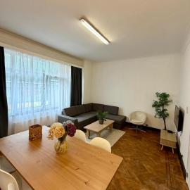 Bright and spacious apartment in the heart of Antwerp, хотел в Антверпен