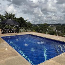 Cabaña familiar con piscina y una gran vista โรงแรมในลอส ซานตอส