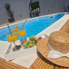Luxury apartment Duće with private pool