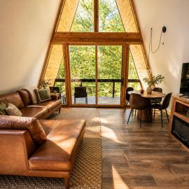 Black Gum Getaway-Cozy Forest A-frame Near Bentonville、ロジャースのホテル
