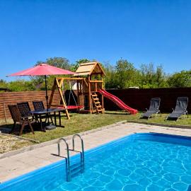 Happy Garden House - Pool, Playground & Family Fun, viešbutis mieste Balatonfůzfő