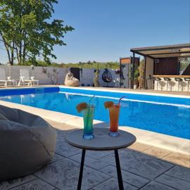 Valentino poolhouse, hotel di Dolovo
