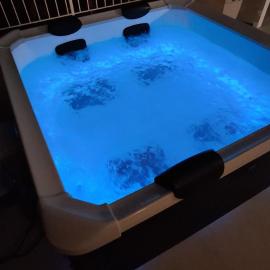 Cozy White House - Near Beach Private Jacuzzi