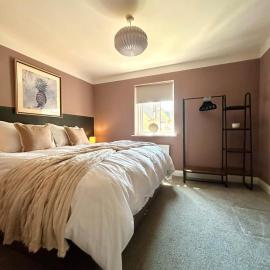 Premium Bedford Home, Sleeps 10, 6 Beds, SMART TVS in All Bedrooms, Parking for 4 Vehicles, 3 Bathrooms, Quiet Location and Near M1