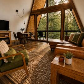 Dogwood Den- Cozy Forest A-Frame Near Bentonville、ロジャースのホテル