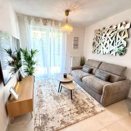 Superbe apt Neuf- Terrasse- Paris 15 min- RER, hotel in Villemomble