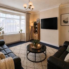 Spacious 3 Bedroom House with Parking, Close to M62 & M606, Sleeps 6, Washer-Dryer, Big Fridge, Dining Room, Easy access to Leeds, Bradford, Pudsey, Birstall, Morley, Cleckheaton, Hotel in Pudsey