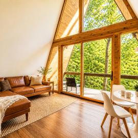 Black Walnut Bungalow-Cozy Forest A-frame near Bentonville、ロジャースのホテル