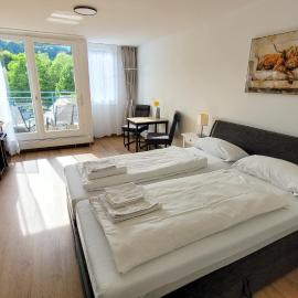 Modernes Zimmer mit Balkon und Bergblick, khách sạn ở Bad Urach
