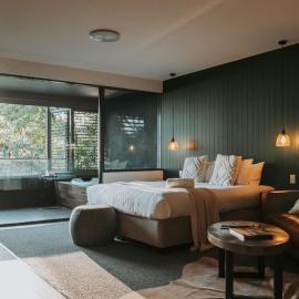 Luxury Spa Retreat with Ocean and Hinterland Views, hotel u gradu 'Montville'