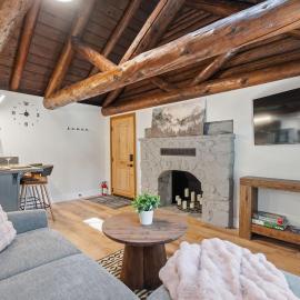 Charming Fully Renovated Log Cabin, 2 miles to Yosemite South Gate!!!, hotel in Fish Camp