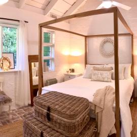 ONE WEE COTTAGE Bring your dog and enjoy a cosy romantic winter fireside stay, hotel in Healesville