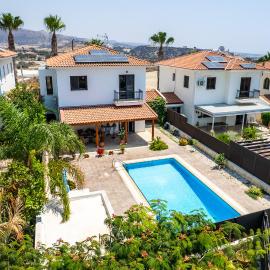 4 Bedroom Villa With Private Pool、Maroniのホテル