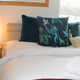 Thimble Cottage - Walk to Shugborough Estate, Hotel in Shugborough