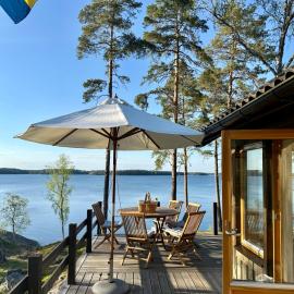 House with private beach and jetty – hotel w mieście Vättersö