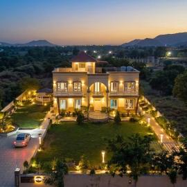StayVista at The Farm 15 with Pool, Lawn & Scenic View near NIMS & Amity University Jaipur, Hotel in Jaipur