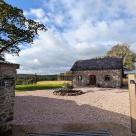Shires Barn - with hot tub and views in Devon, hotel in Crediton