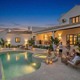 Villa Kahuna Sotogrande, hotel in Sotogrande