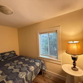 Cozy Private Queen Room Commercial Broadway