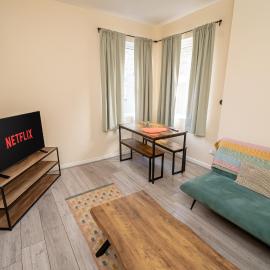 5BR in Swansea - Sleeps 10 with WIFI & Parking
