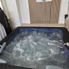 Meuble de charme avec spa 50 m de la plage de PONTAILLAC, hotel v destinácii Royan