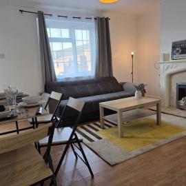 Spacious 3BR Home-Parkingx3, Fast WiFi, Swindon、スウィンドンのホテル
