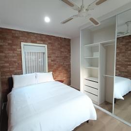 Queen Room in Spacious Merrylands House - NM5