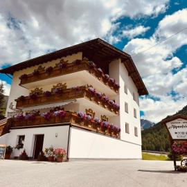Aparthotel Alpenfriede, hotel en Curon Venosta