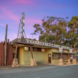 Your Own Pub near Murray - Sleeps 21，Torrumbarry的飯店