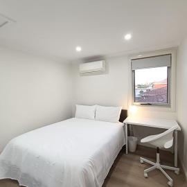 Comfortable Queen Room With AC & Heating - Merrylands - NM7, hótel í Merrylands