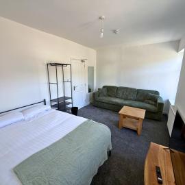 6 Bedroom House for up to 10 People