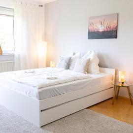Strandnahe Ferienwohnung mit Privatweg, Spielplatz & Aufzug, hotel in Sankt Peter-Ording
