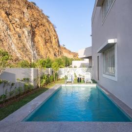Shourya Viola by Alaya Stays 3-BHK Villa with Private Pool, Garden & Panoramic hill view, hotel a Lakāwās