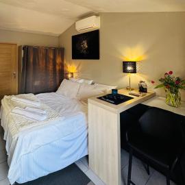 Le Nid de Avignon Air-conditioned studio with private courtyard, hotel v destinácii Les Angles Gard